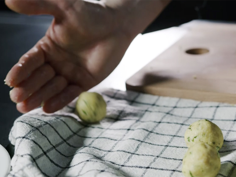 Ricetta pallotte cacio e ova con pane Sosi, frame video della creazione delle polpette