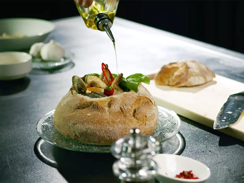 Zuppa di pesce nel pane Sosi, il tocco finale